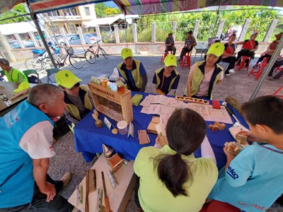 南華芋見愛 愛在蔓延清除小花蔓澤蘭活動，宣導攤位吸引眾多民眾聆聽林下經濟推廣成果。